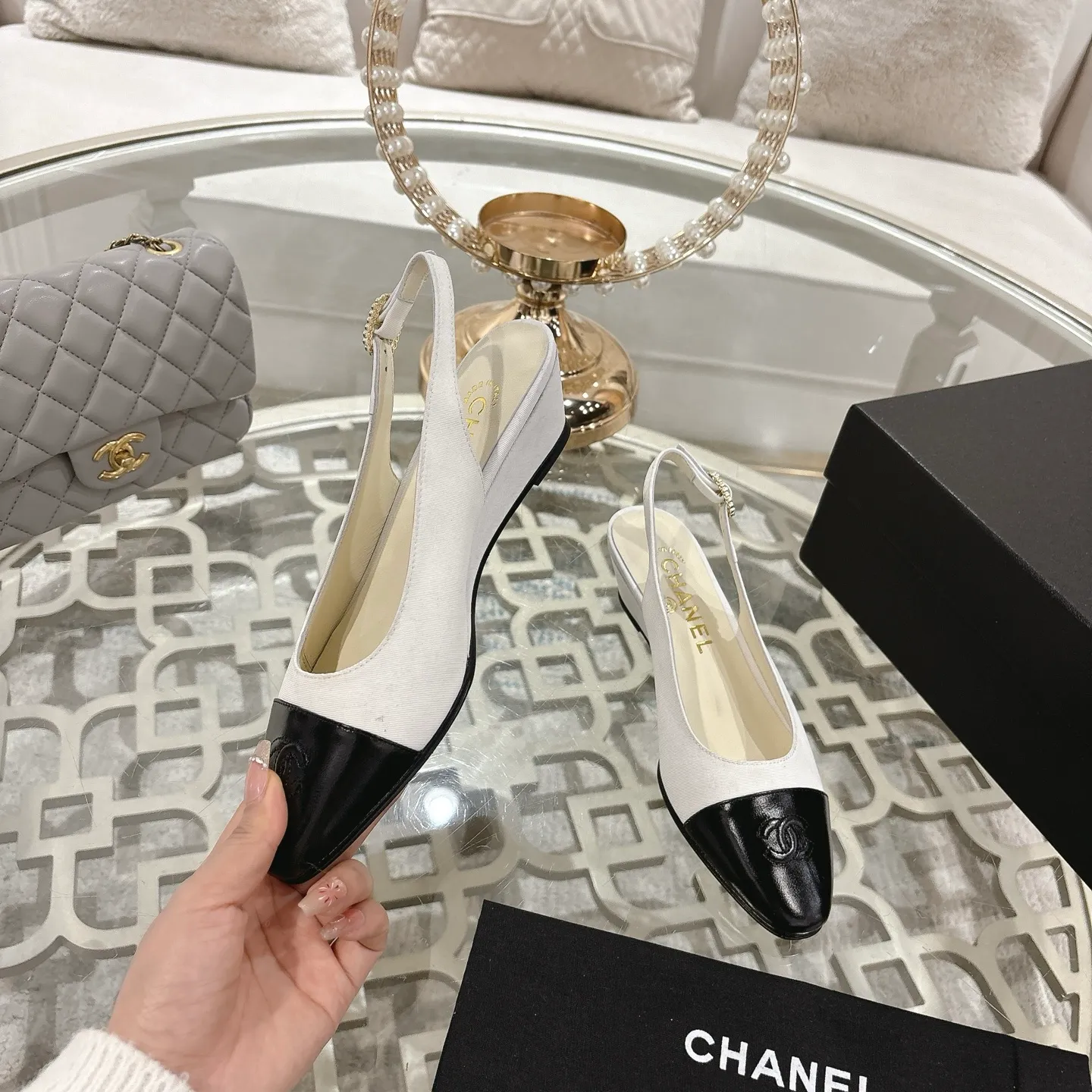 👟👟Ex-factory price 520👟👟 𝐂𝐇𝐀𝐍𝐄𝐋 Xiaoxiang 25𝐬𝐬Spring and summer new products Counter classic Xiaoxiang color-blocked back hollow wedge sandals series new〰 🍬 A must-have in the fashion circle, the matching will interpret the meticulous, minimalist and classic elements that will never fade away 💋Shows a unique dressing style that is too beautiful to say. A must-have for summer... Upper: original high-custom lambskin lining: imported mixed sheepskin lining Outsole: original Italian leather outsole Heel height: 4.5cm Shoe size: 35-39 (40.41.42 customization is not returnable)